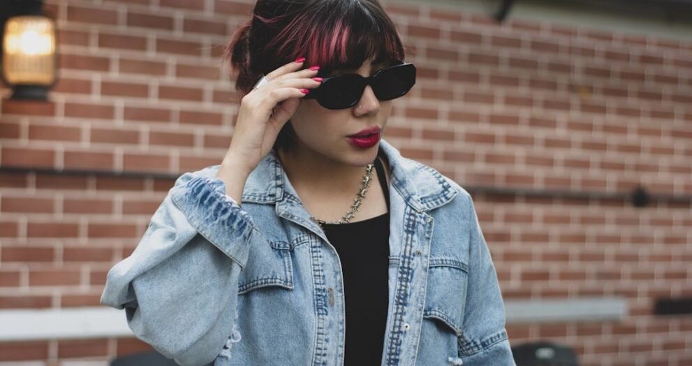 '90s Fashion Trends Resurge as Millennials and Gen Xers React