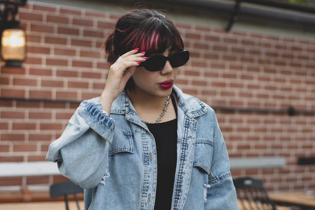 '90s Fashion Trends Resurge as Millennials and Gen Xers React