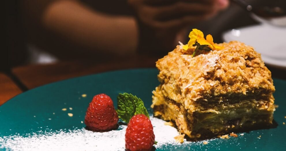 Woman Voices Concerns Over Disrespectful Dinner Behavior by Boyfriend
