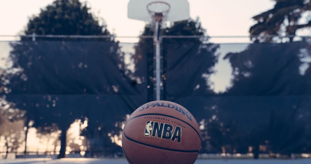 Florida Football Signs 6-Foot-7 Basketball Player as Tight End